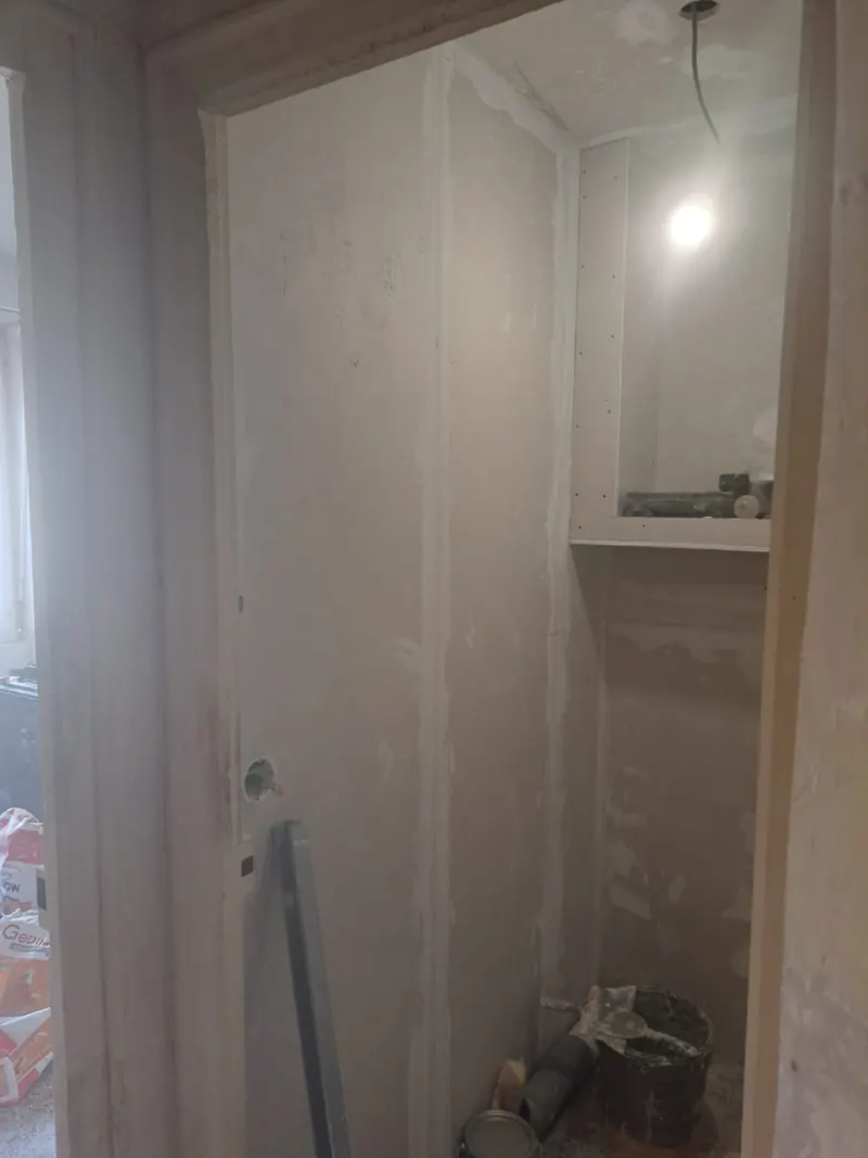 WC en cours : cloisons en placo, bandes et niche