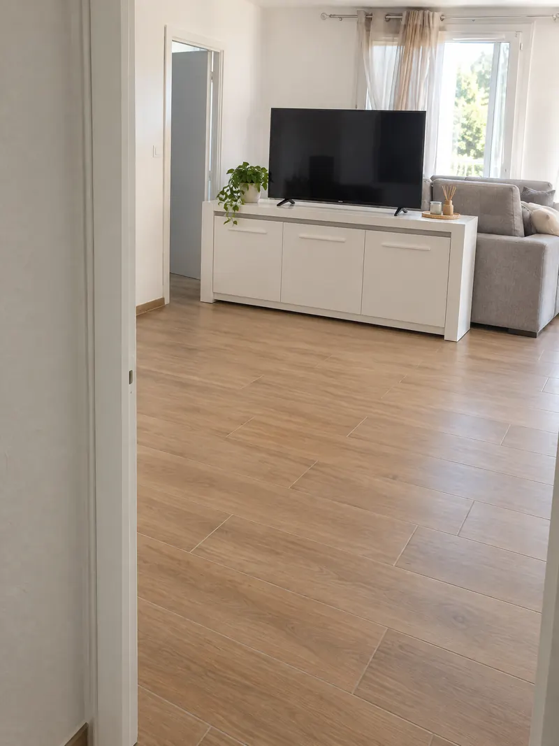 Séjour avec sol en carrelage grand format effet parquet terminé